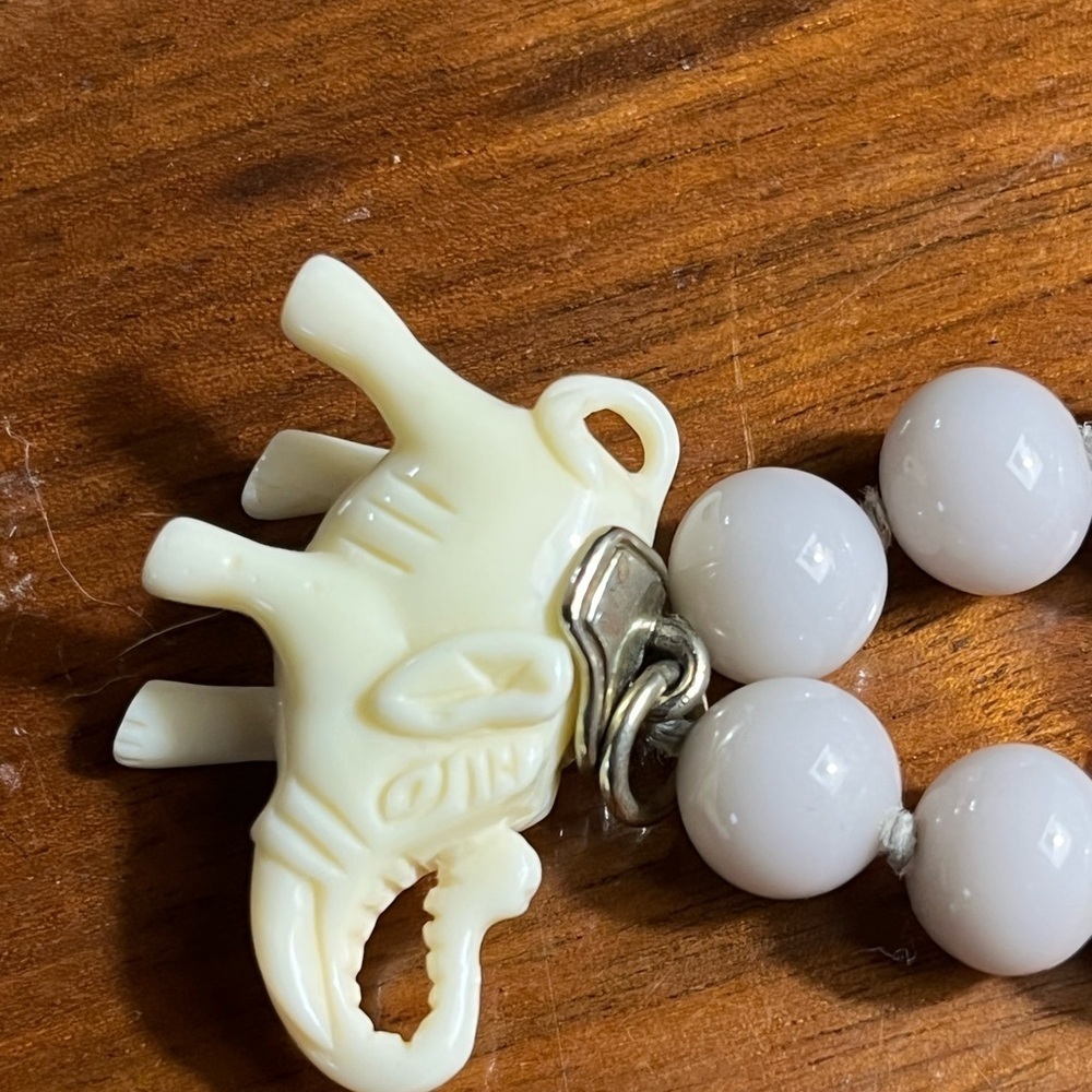 Elegant Cream Beaded Necklace with Elephant Pendant 165 grams - Picture 4 of 9